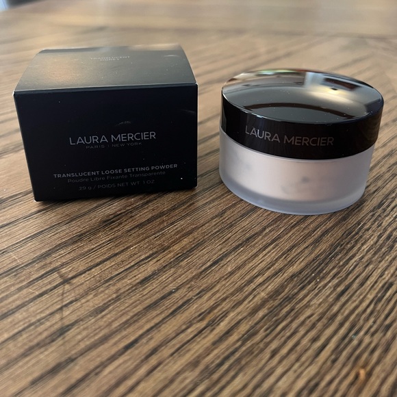 Laura Mercier translucent loose setting powder; translucent honey. - Picture 4 of 6